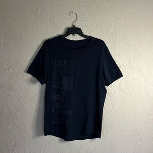 523. Lululemon Men’s graphic tee, unsized PTP 20”, in black